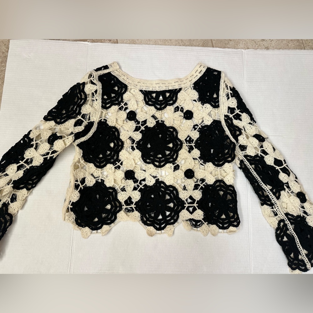 American Flirt Black and Cream boho festival Crochet Sweater, size Medium